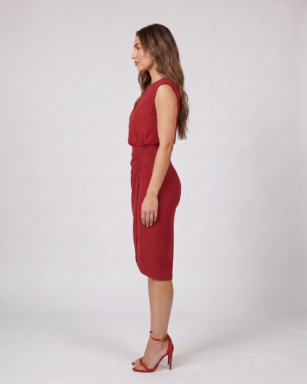 Side view of red keyhole neck ruched side midi dress