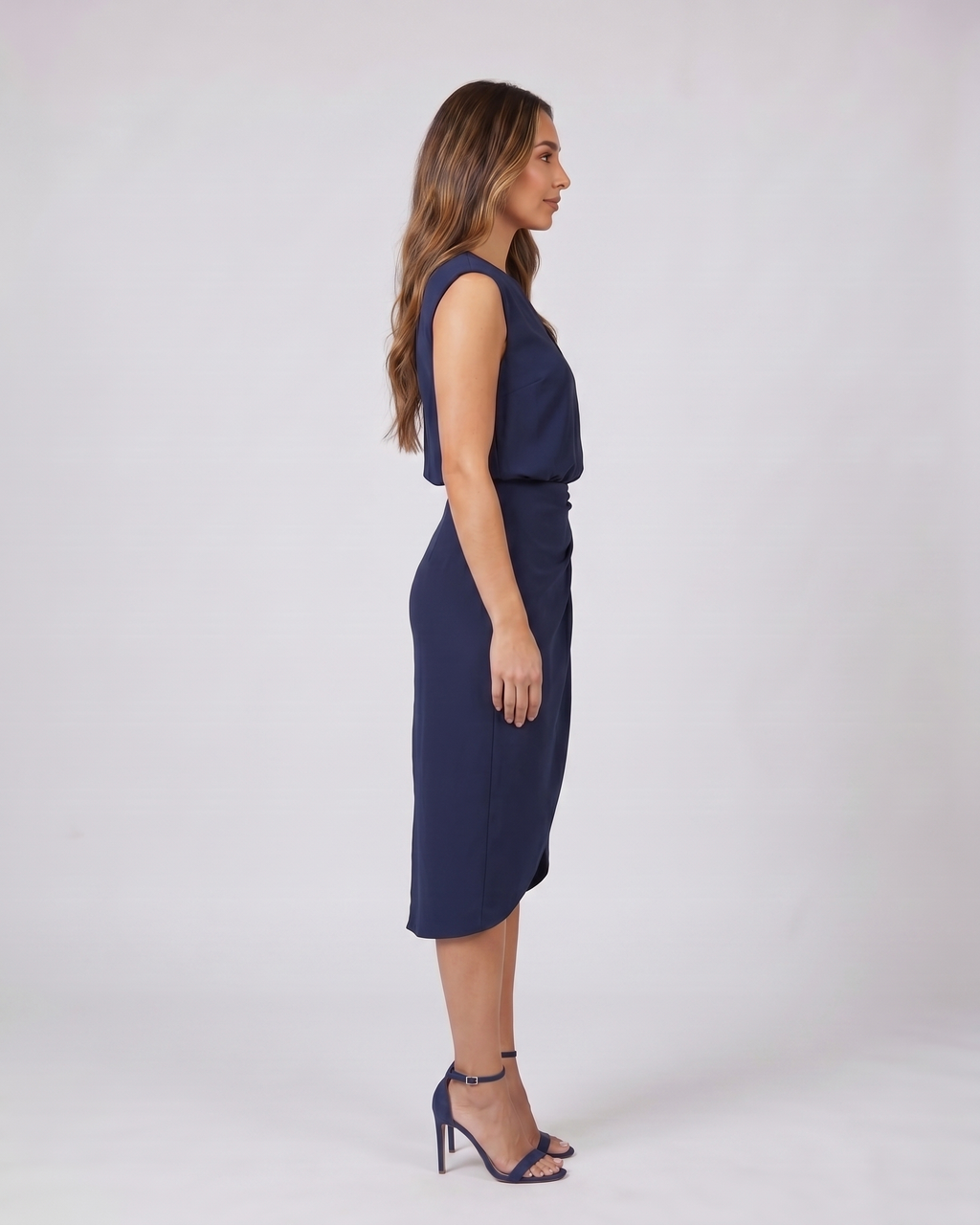 Side view of navy blue keyhole neck ruched side midi dress